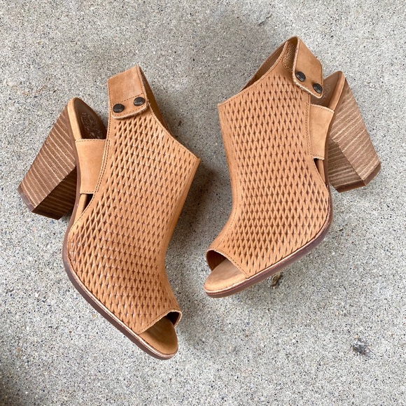 Vince Camuto Shoes - Vince Camuto brown suede open toe booties w heel